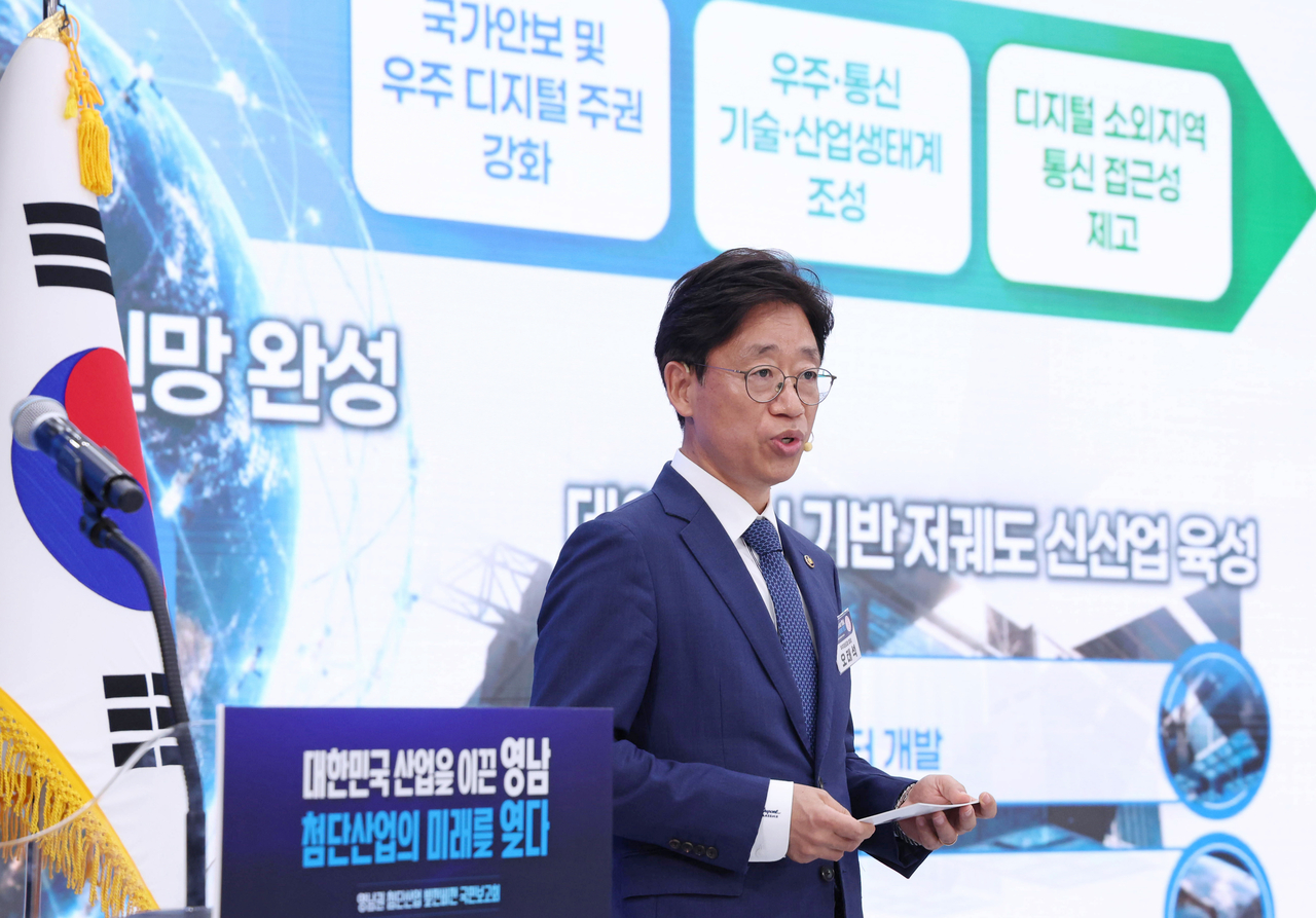 Korea AeroSpace Administration Administrator Oh Tae-seok speaks during a briefing by the National Space Council, chaired by President Lee Jae Myung, in the southeastern city of Jinju on Friday. (Pool photo) (Yonhap)