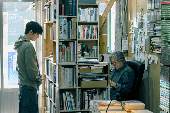 Choi Hyun-wook (left) and Choi Min-sik star in "Notes from the Last Row" (Netflix)