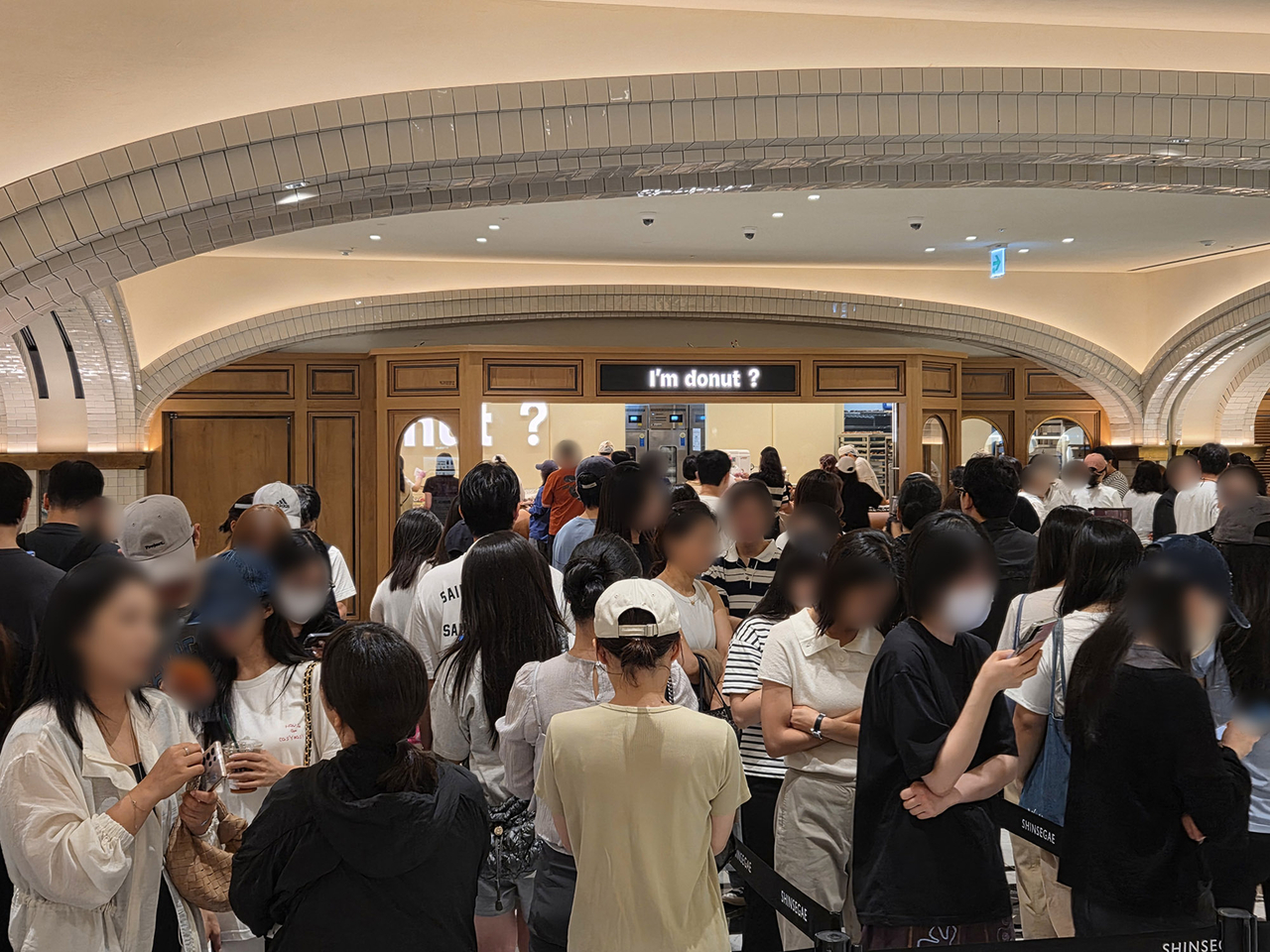 신세계백화점 강남점 지하 1층 스위트파크 아임도넛 앞에 긴 줄이 이어지고 있다. [신세계백화점 제공]