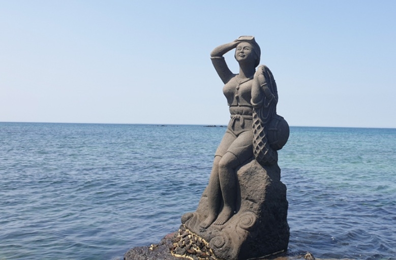 A haenyeo statue near Hamdeok Beach in Jocheon-eup, Jeju City (Threads)