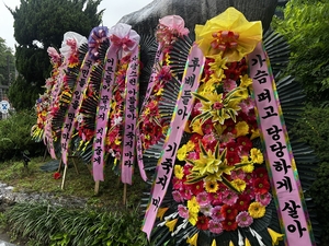 ‘스타벅스 응원’ 배재고 둘로 쪼개졌다…화환 전쟁터 된 학교 [세상&]