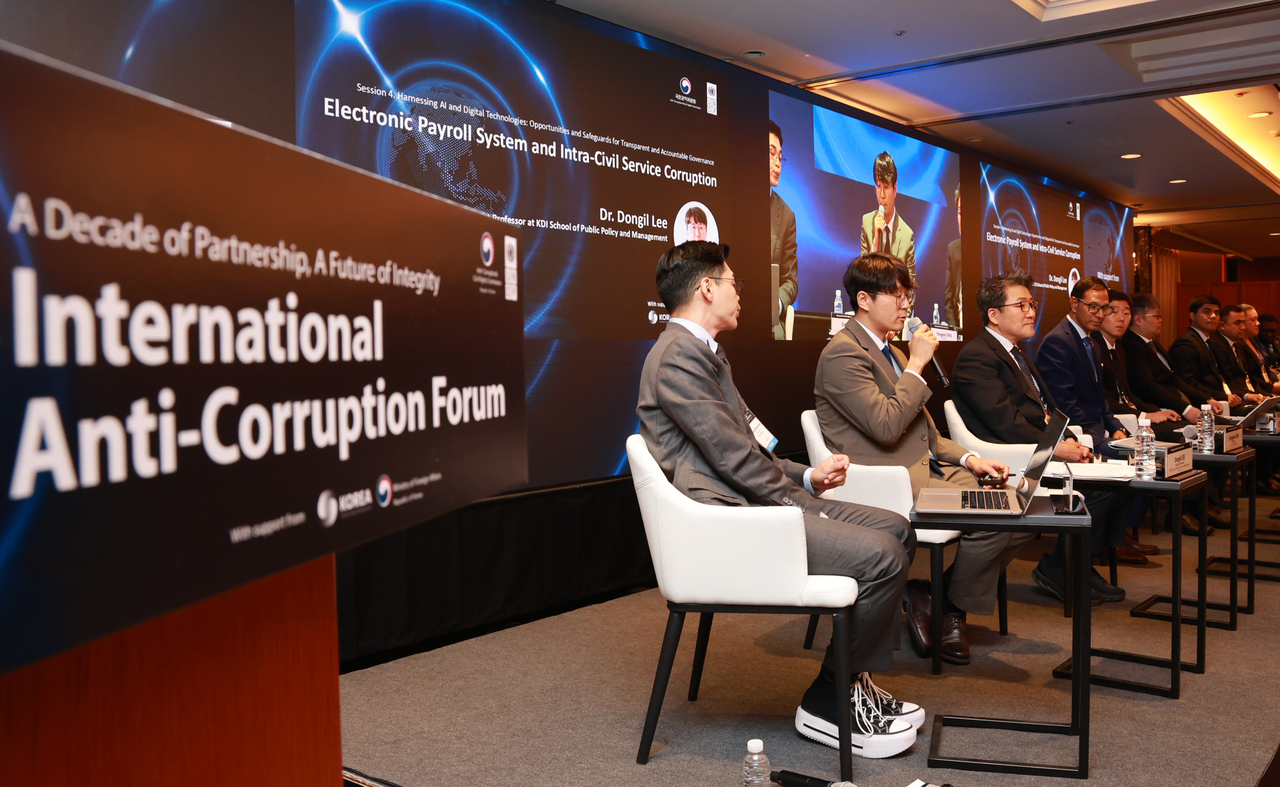 Experts, inlcuding Daejin University professor Choi Yong-jeon (third from left) and UNDP Global Anti-Corruption Advisor Anga Timilsina (fourth from left), speak during the International Anti-Corruption Forum, co-hosted by South Korea's Anti-Corruption and Civil Rights Commission and the United Nations Development Programme. (Anti-Corruption and Civil Rights Commission)