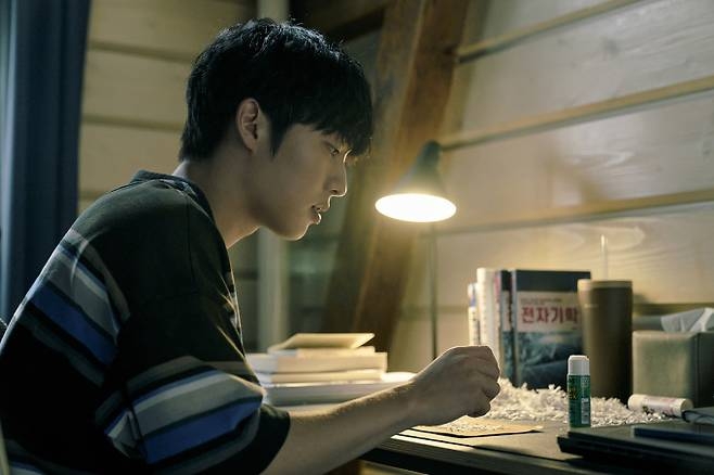Choi Hyun-wook stars in "Notes from the Last Row" (Netflix)