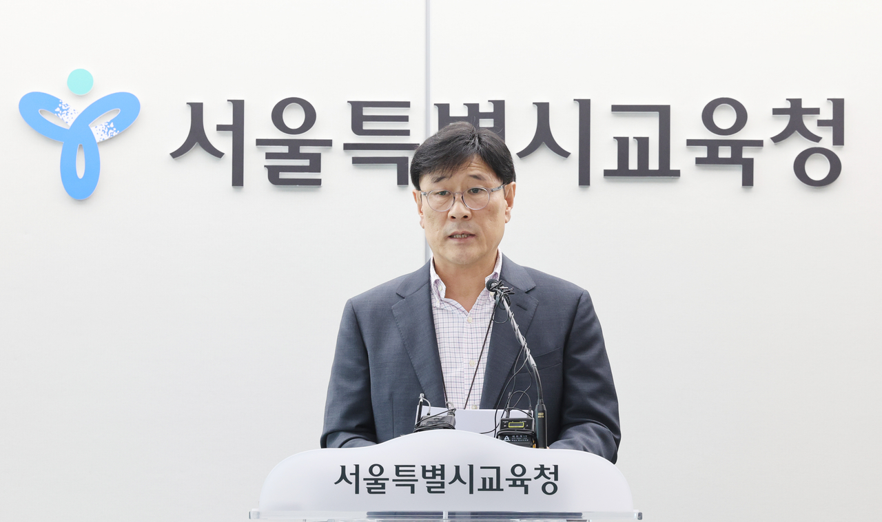 Kim Heo-jung, director of sports, health and art education at the Seoul Metropolitan Office of Education, announces Paichai High School's plan to visit Gwangju. (Newsis)