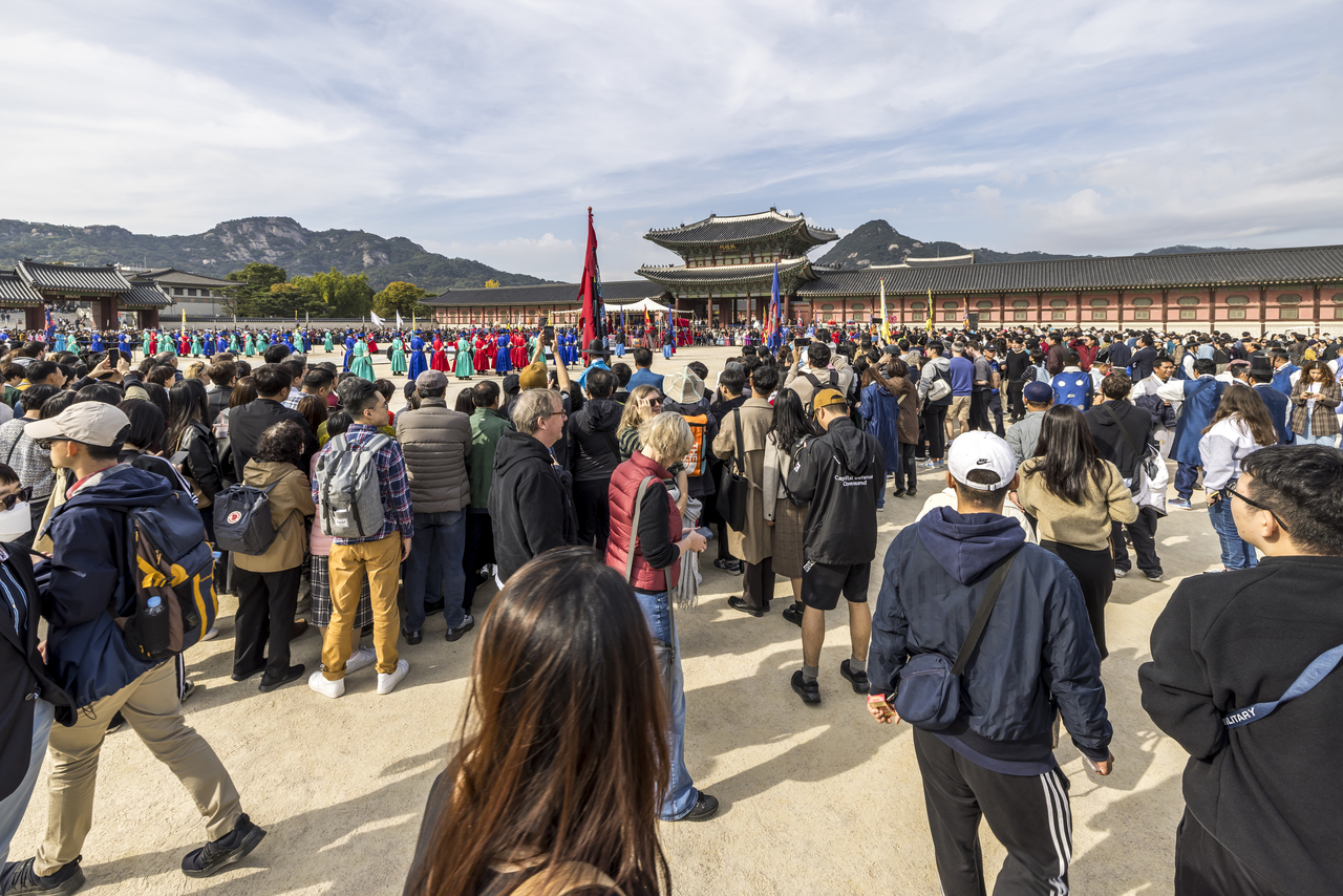 Visitors gather for the royal guard changing ceremony at Gyeongbokgung Palace in Seoul, October 22, 2023. (Getty Images)