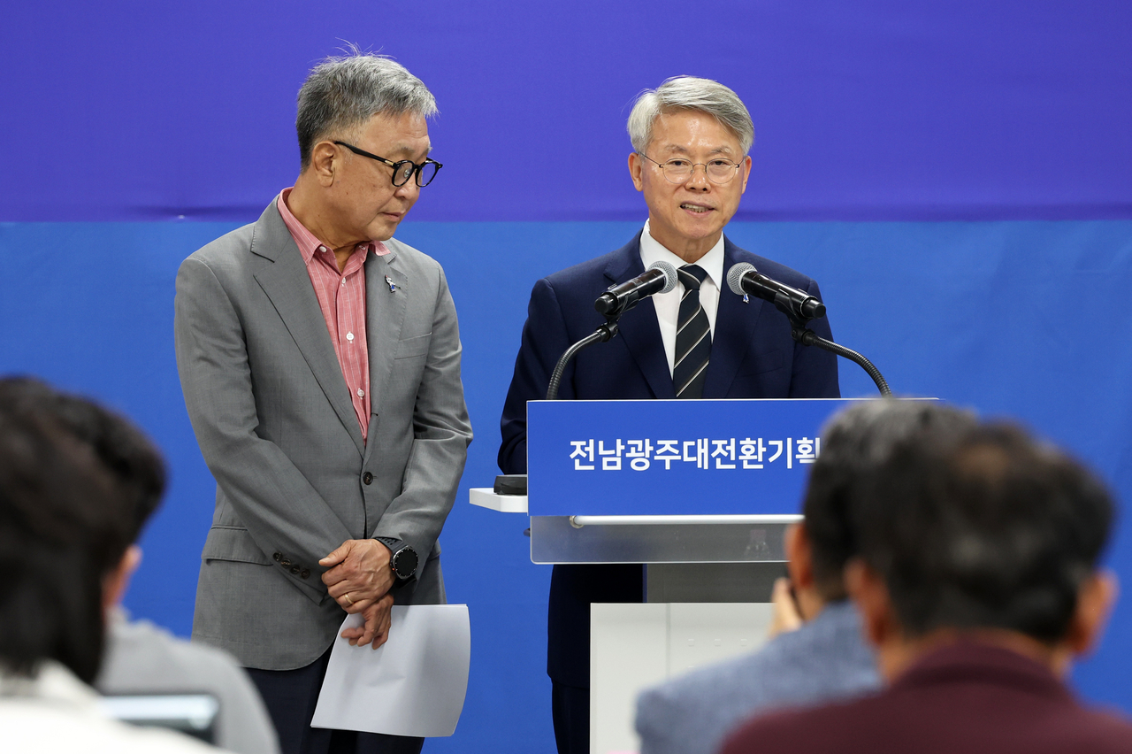 Min Hyeong-bae, mayor-elect of the proposed South Jeolla-Gwangju integrated special city, holds a press conference Monday at the Grand Transformation Planning Committee conference room in Naju, South Jeolla Province, alongside committee chair Jeong Eun-seung (left), to discuss the "Three Major Mega Projects Public Report." <Yonhap>