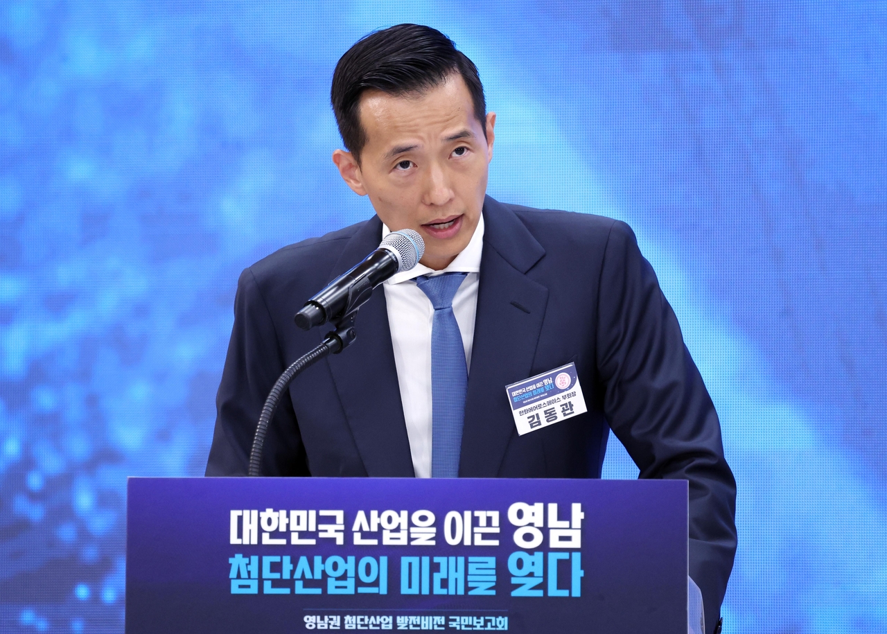 Hanwha Group Vice Chairman Kim Dong-kwan announces the group’s investment plan during a president-led briefing on Yeongnam’s advanced industry development vision in Jinju, South Gyeongsang Province, Friday. (Yonhap)