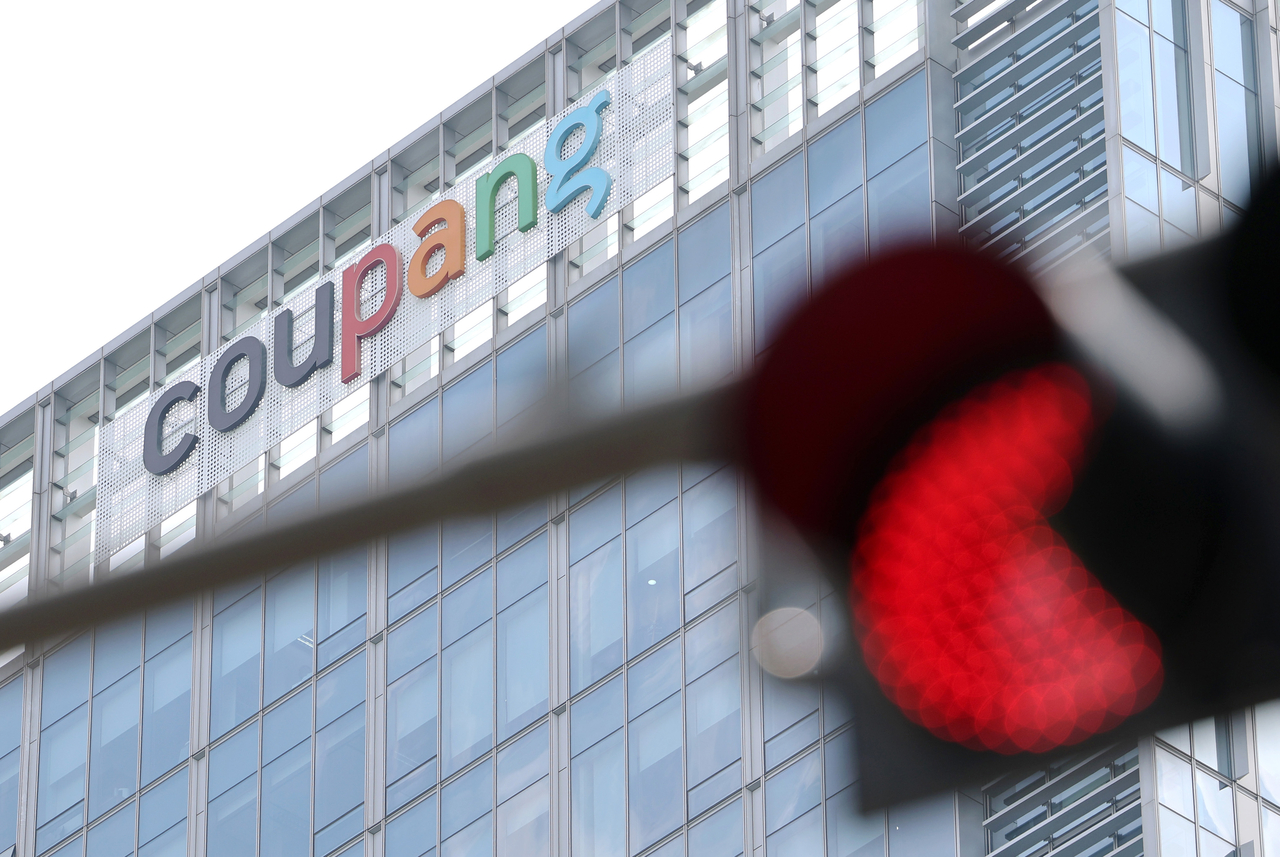 A red light is illuminated at a crosswalk near Coupang's Korean headquarters in Seoul. (Yonhap)
