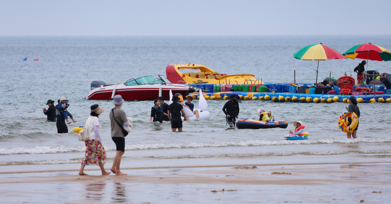 Visitors crowd Mallipo Beach in Taean, South Chungcheong Province, Saturday, as the west coast beach opened for the summer season. (Yonhap)