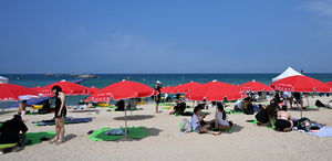 Korea’s beach season begins as summer heat sets in