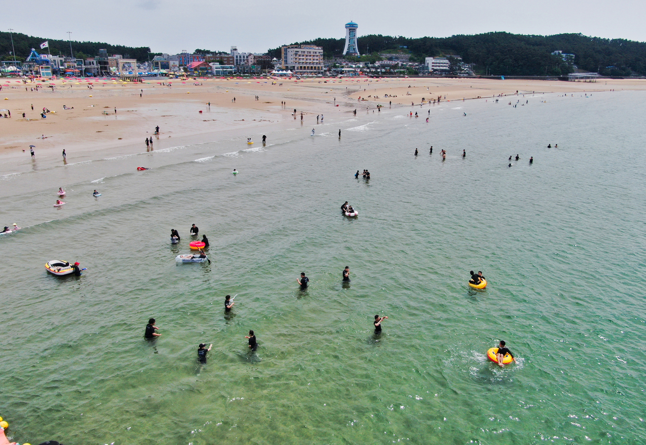 Visitors crowd Mallipo Beach in Taean, South Chungcheong Province, Saturday, as the west coast beach opened for the summer season. (Yonhap)