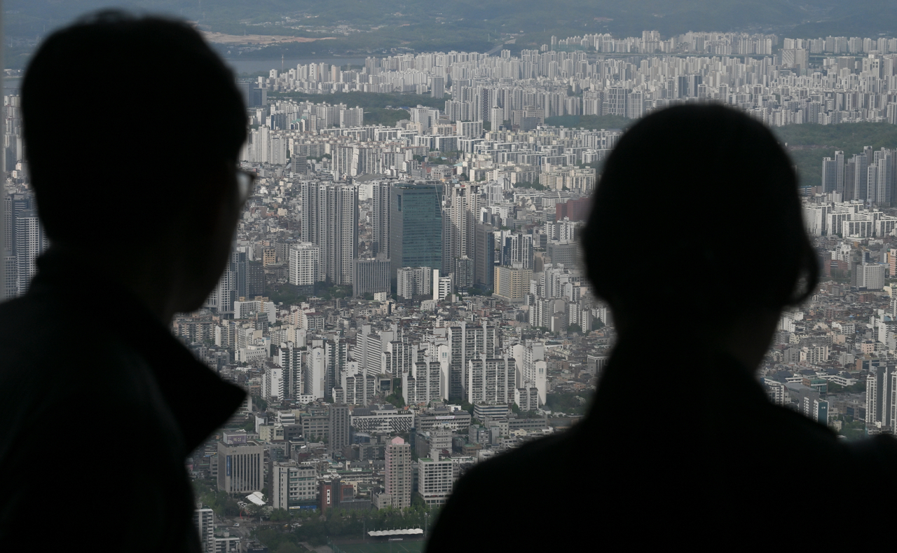 Apartment complexes in Hanam are seen from the Seoul Sky observation deck atop Lotte World Tower in Songpa-gu, Seoul. (Yoon Chang-bin/The Korea Herald)