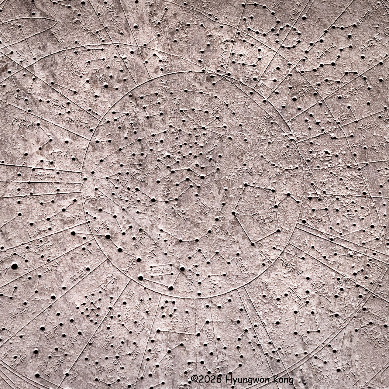 Stars are clearly visible on this 1687 replica of the Cheonsang Yeolcha Bunyajido (Chart of the Constellations and the Regions They Govern), originally engraved in 1395. Like the original, it depicts 1,467 stars across the celestial sphere and preserves the accompanying inscription by scholar and official Gwon Geun. Photographed at the Palace Museum in Seoul. (Hyungwon Kang)