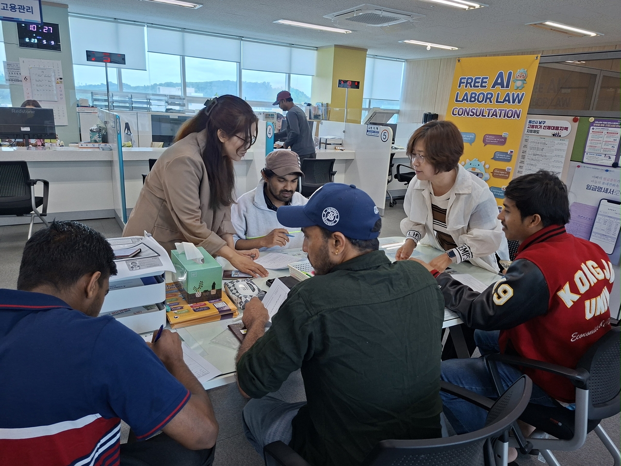 Foreign workers receive labor law counseling at the Ulsan Employment Center on June 23. (Yangsan Support Center for Foreign Workers)