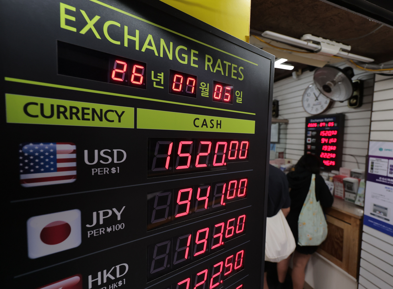 An electronic board at a currency exchange store in Myeong-dong, central Seoul, shows the won trading at 1,520 per dollar on Sunday. (Yonhap)