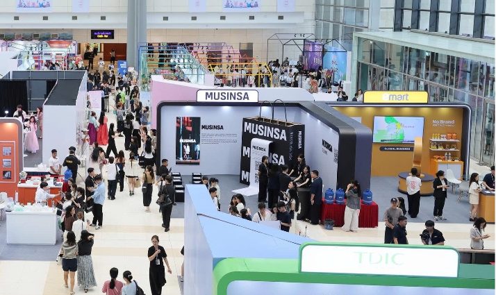 Visitors look around the exhibition area of the Korea Brand and Entertainment Expo at the National Convention Center in Hanoi, Vietnam, Friday . (KOTRA)