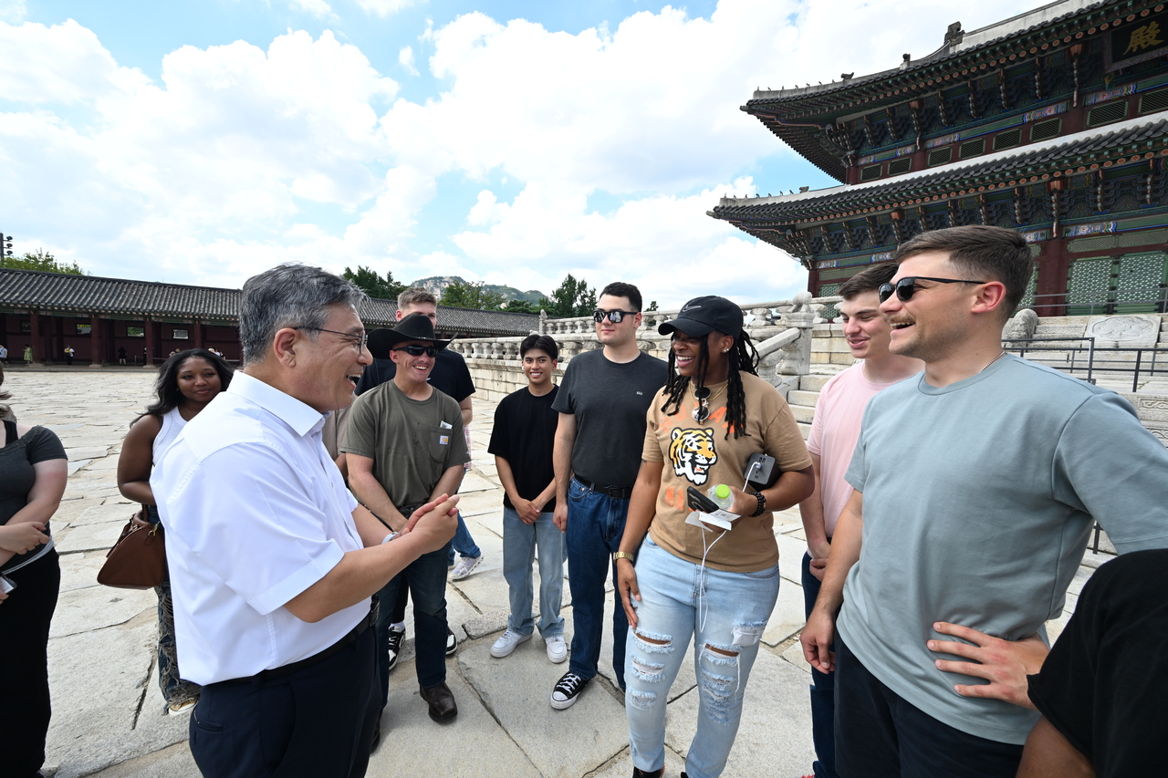 Korea Heritage Service Administrator Huh Min speaks with visitors at Gyeongbokgung in September 2025. (Korea Heritage Service)