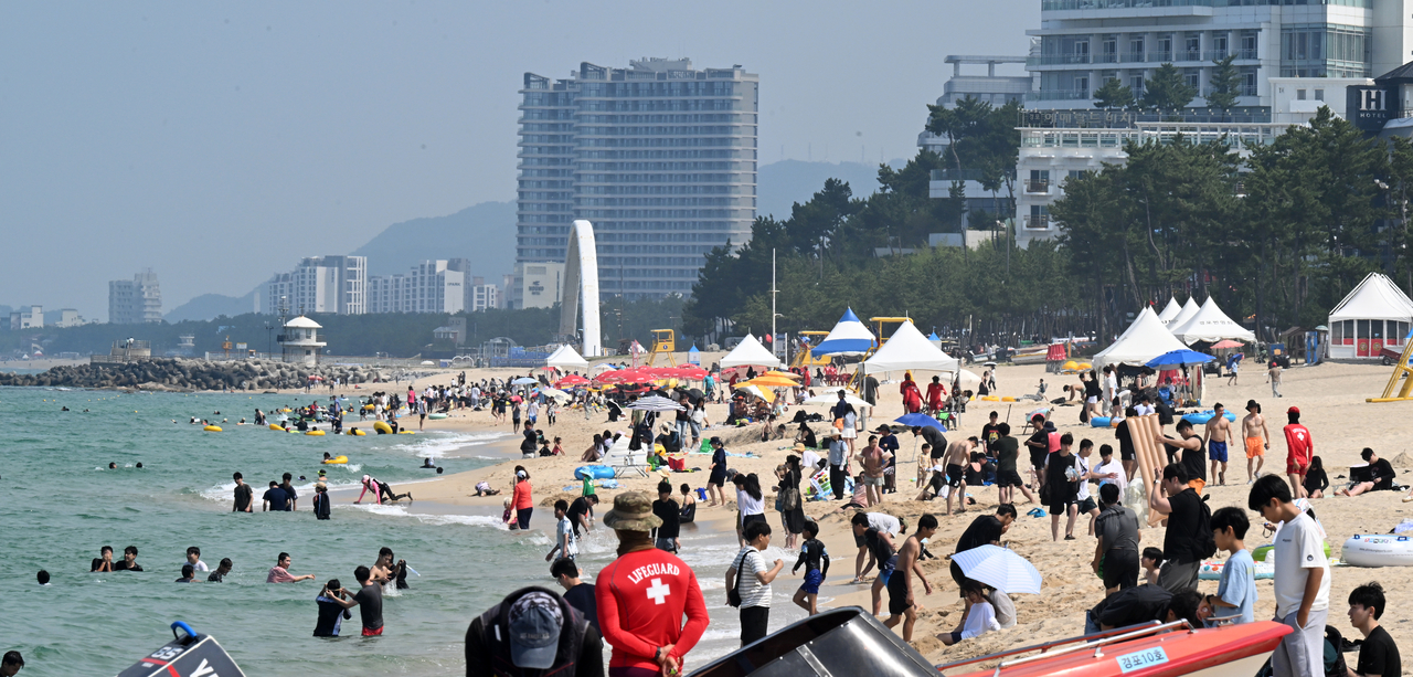 People visit Gyeongpo Beach in Gangneung, Gangwon Province, on Saturday, as the beach opened for the summer season. (Yonhap)