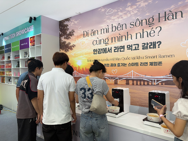 Visitors cook ramyeon at a self-cooking noodle station during the Korea Brand and Entertainment Expo at the National Convention Center in Hanoi, Vietnam, Friday. (Ahn Sung-mi/The Korea Herald)