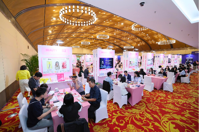 Buyers meet with Korean companies at the Korea Brand and Entertainment Expo at the National Convention Center in Hanoi, Vietnam. (KOTRA)
