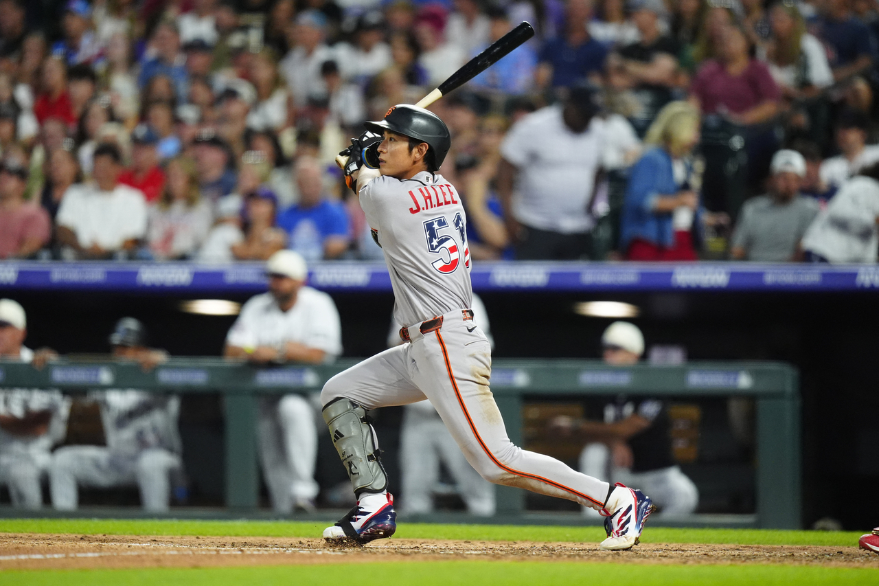 San Francisco Giants' Lee Jung-hoo hits a double against the Colorado Rockies, at Coors Field in Denver on Saturday.   (Reuters-Yonhap)