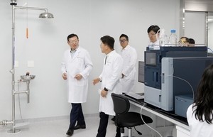 신동빈 회장 “바이오는 롯데 새 도약 이끌 핵심 산업군”…송도 1공장 첫 현장점검