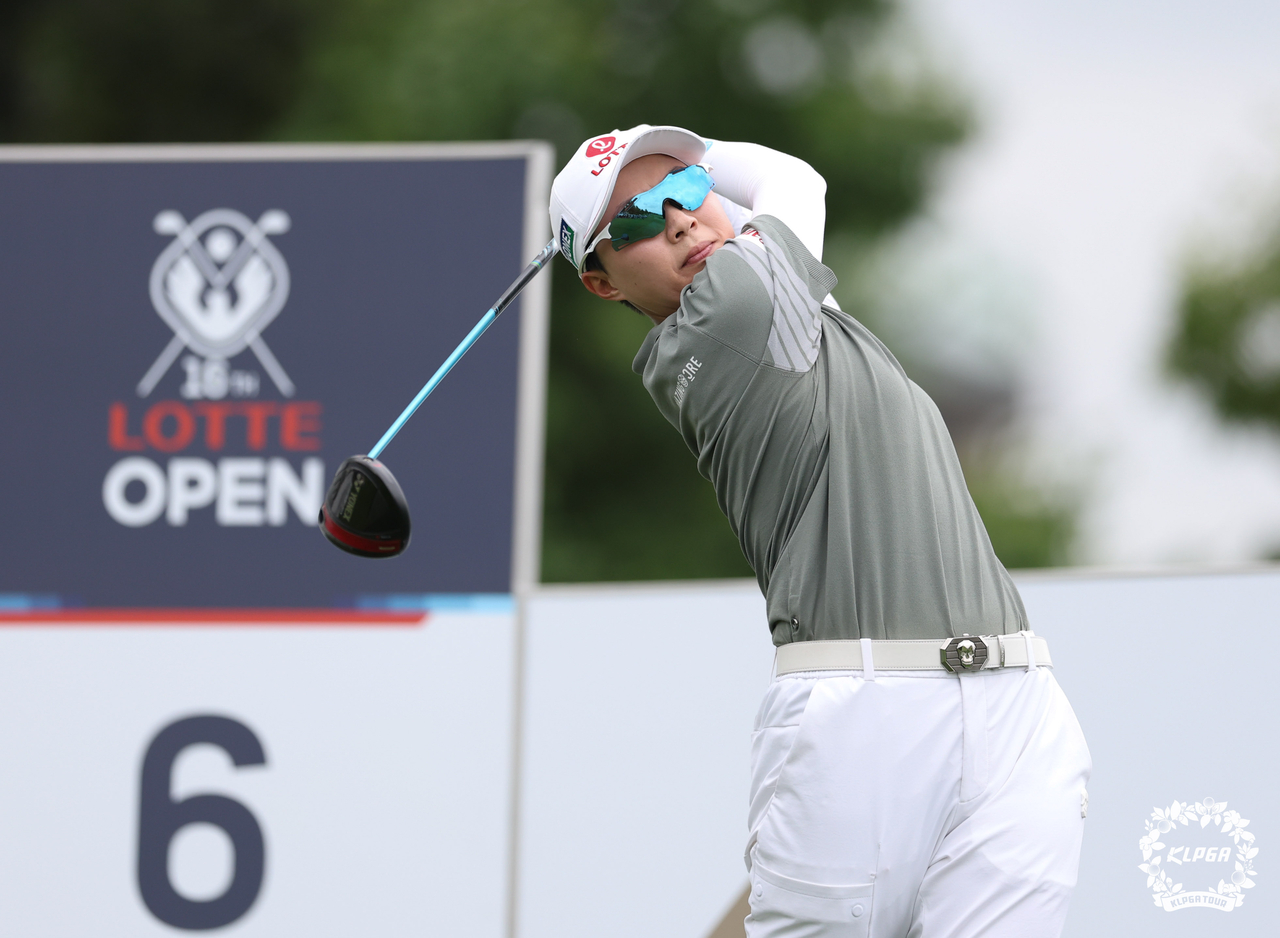 Kim Hyo-joo tees off on the sixth hole. [Photo=KLPGA]