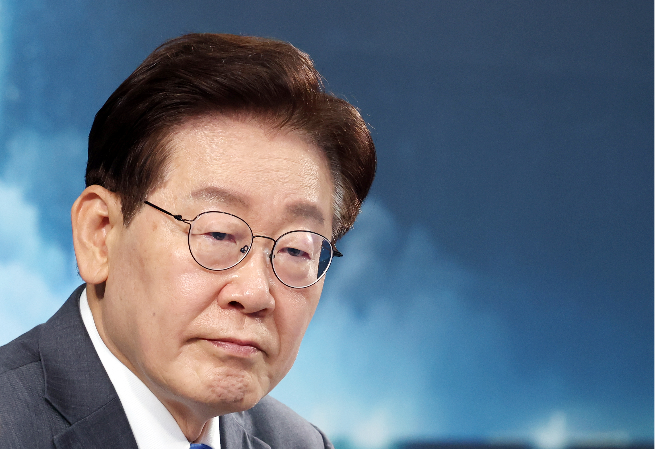 President Lee Jae Myung watches a video during the fifth meeting of the National Space Council in Jinju, South Gyeongsang Province, on Friday. (Pool Photo via Yonhap)
