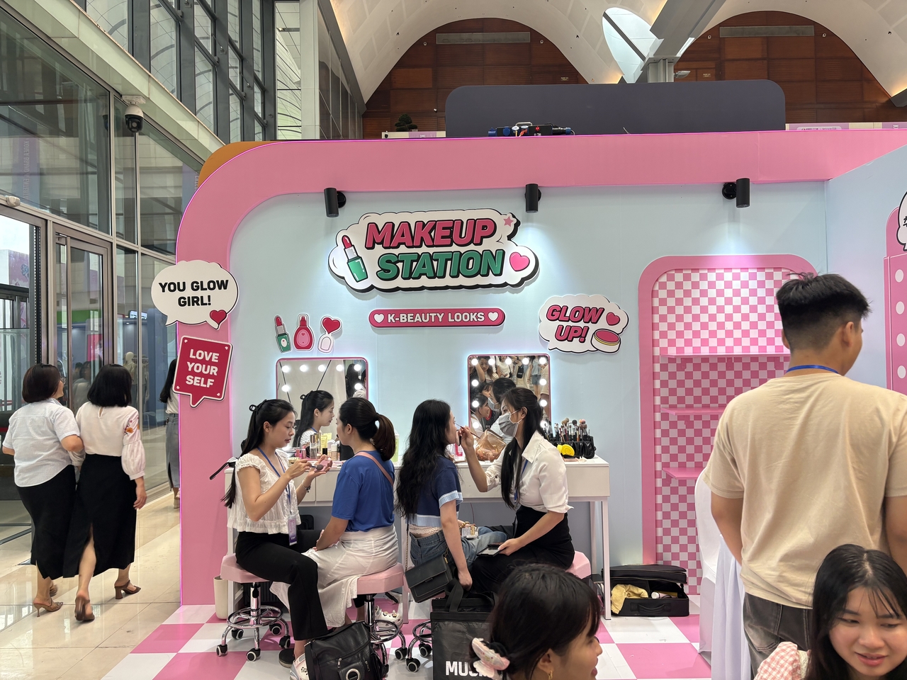 Visitors get their makeup done at a makeup station during the Korea Brand and Entertainment Expo in Hanoi, Vietnam. (Ahn Sung-mi/The Korea Herald)