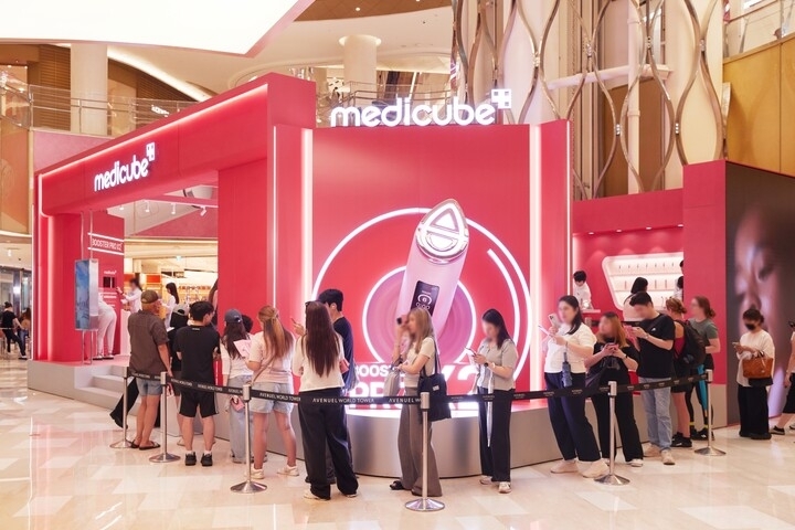 Shoppers queue outside a Medicube pop-up store in Seoul in June. (APR)
