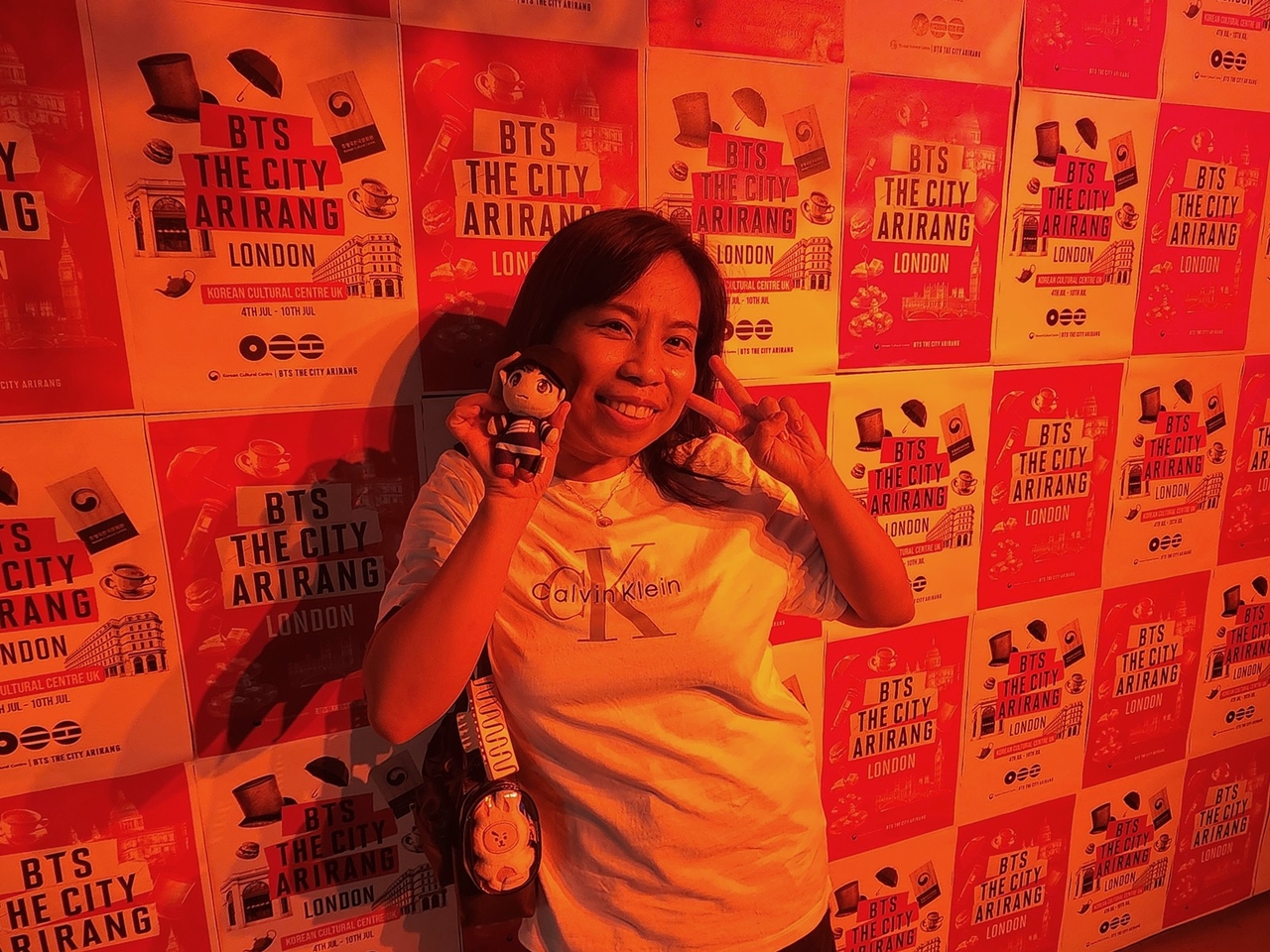 A fan poses in front of a photo zone in the Korean Cultural Centre UK during BTS The City Arirang London on July 4 (Yonhap)