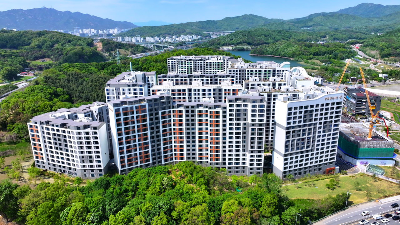 An exterior view of Baegwon Lake Prugio Morning in the Forest. [Herald DB]