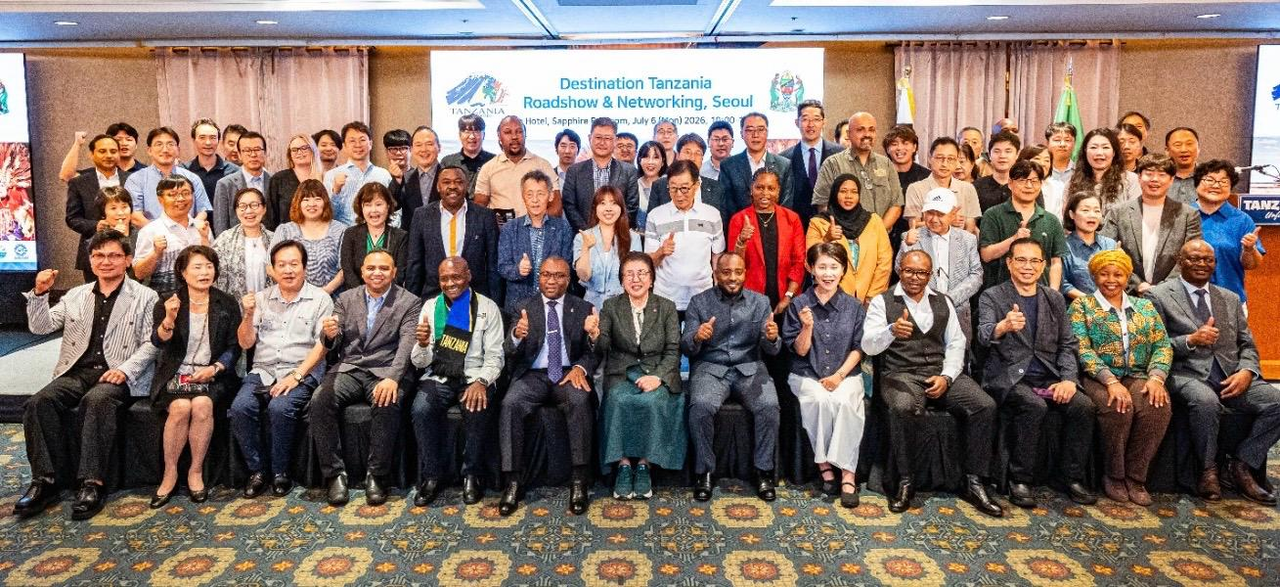Distinguished guests and participants pose for a group photo at the Destination Tanzania Roadshow in Seoul on Monday. (Embassy of Tanzania in Seoul)
