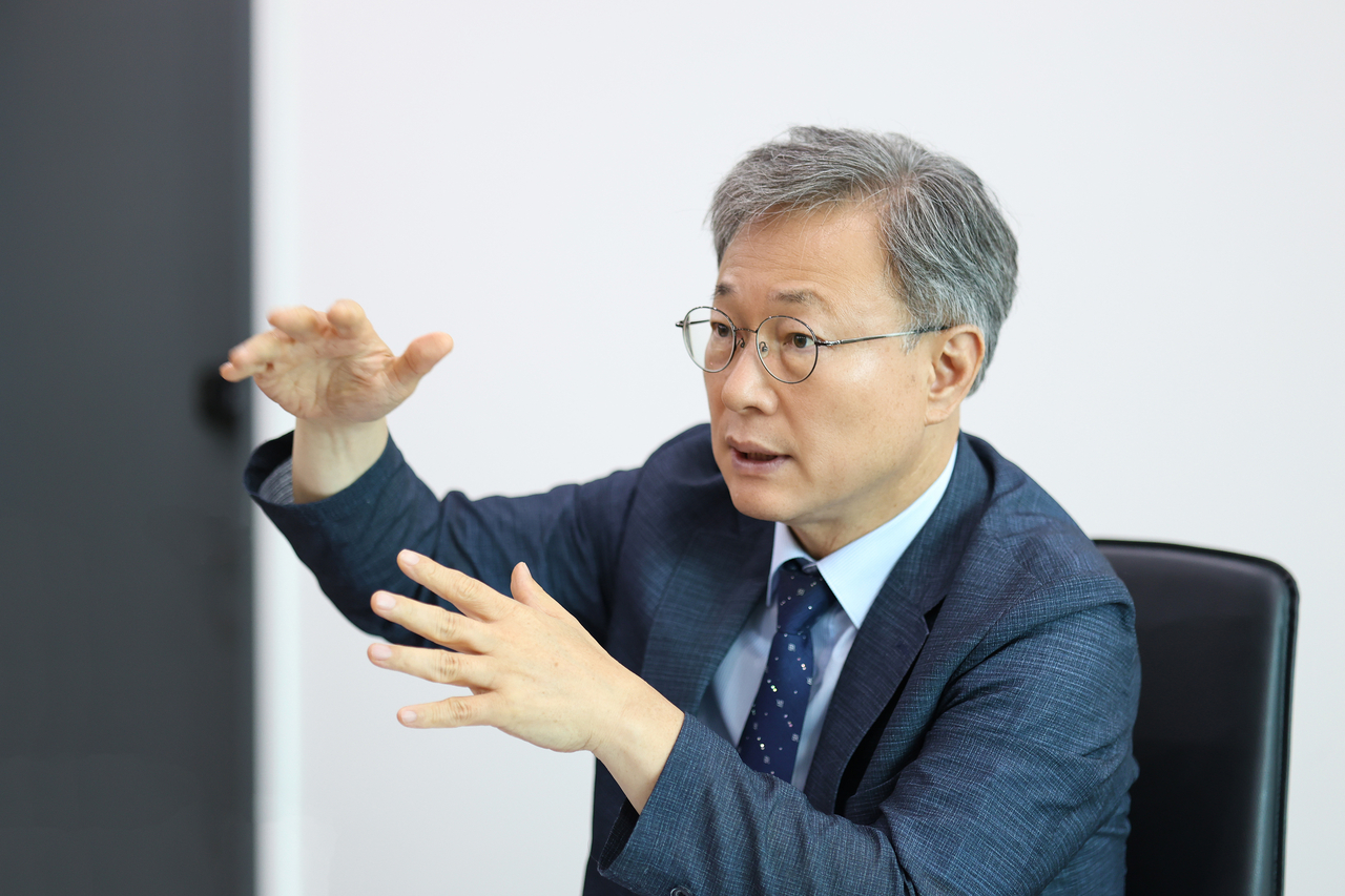 Guro-gu District Mayor Jang In-hong speaks with The Herald Business at the Guro district office on June 30. He said he plans to propose to Seoul Mayor Oh Se-hoon that the authority to designate redevelopment zones of fewer than 500 units be transferred to the district. [Guro-gu]