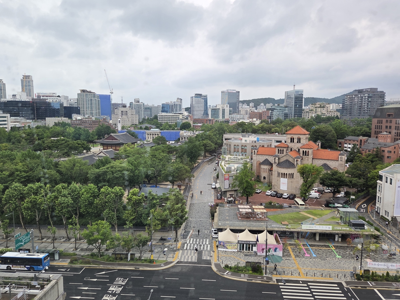 Scenery of Deoksugung Palace (left) and Jeong-dong area (right) from the Sky Observatory in Seoul City Hall. (Hwang Sun-jun/The Korea Herald)