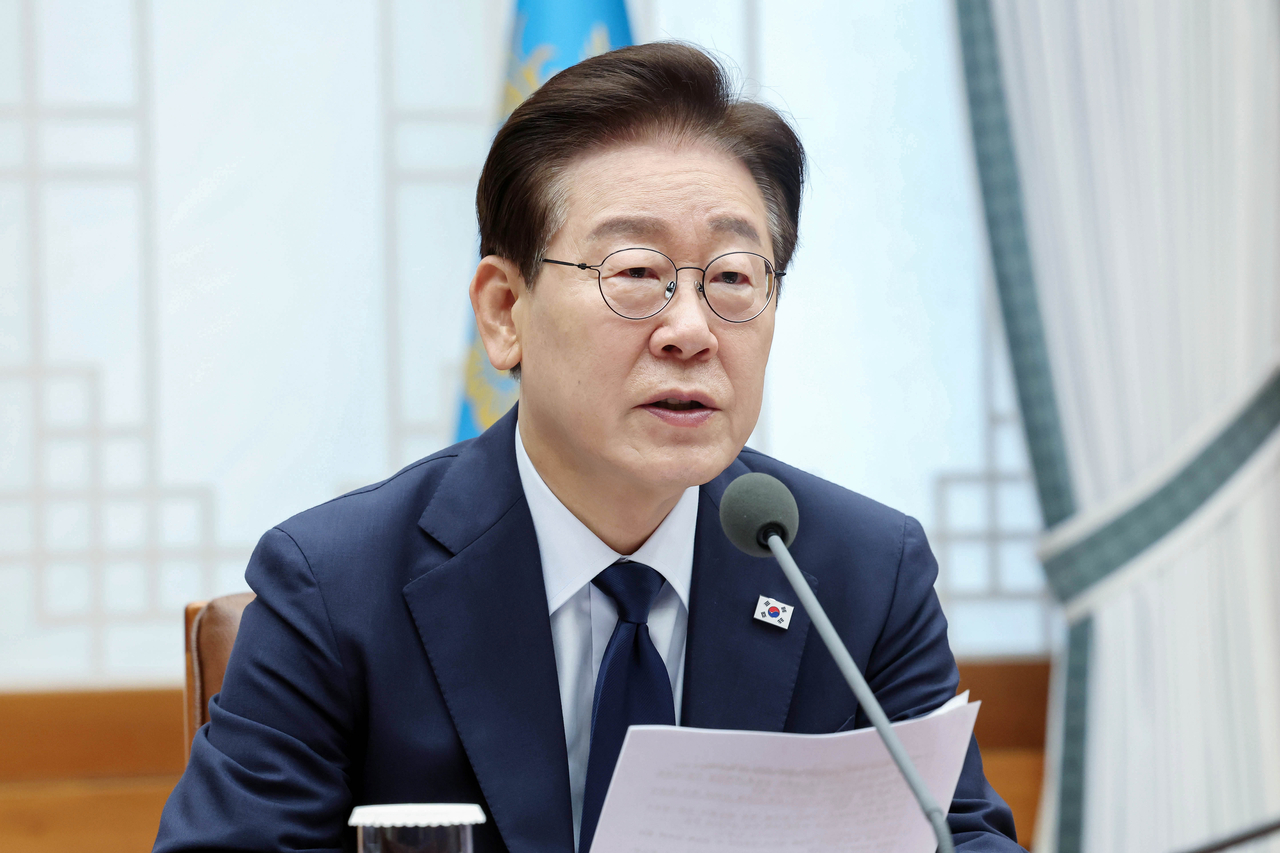 President Lee Jae Myung speaks during a public-private review meeting on the government's mega projects at Cheong Wa Dae in Seoul on Monday. (Yonhap)
