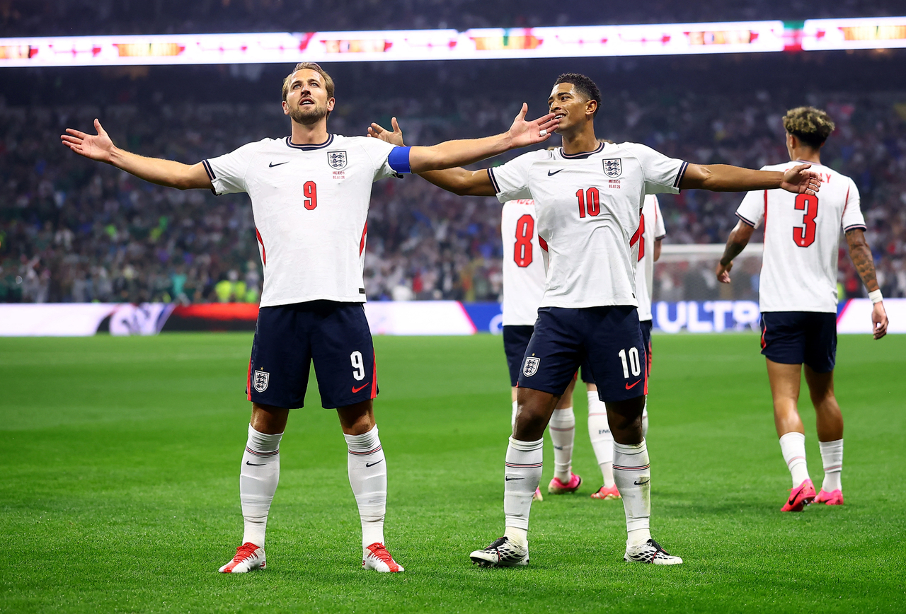 England’s Harry Kane (left) and Jude Bellingham celebrate the team’s first goal during a match against Mexico, at Estadio Azteca in Mexico City, Sunday.   (Reuters-Yonhap)