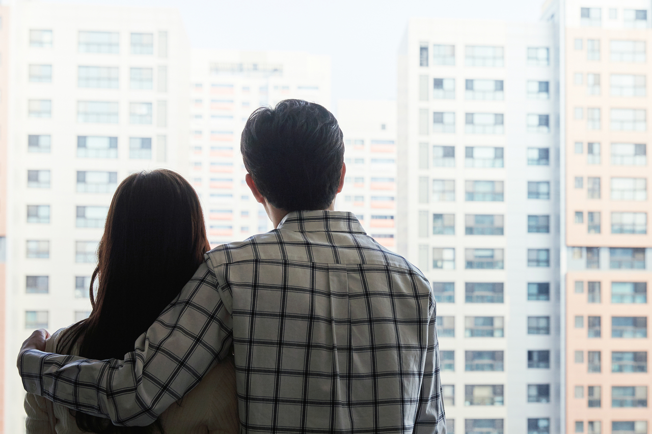 A couple looks at an apartment complex. (Getty Images Bank)