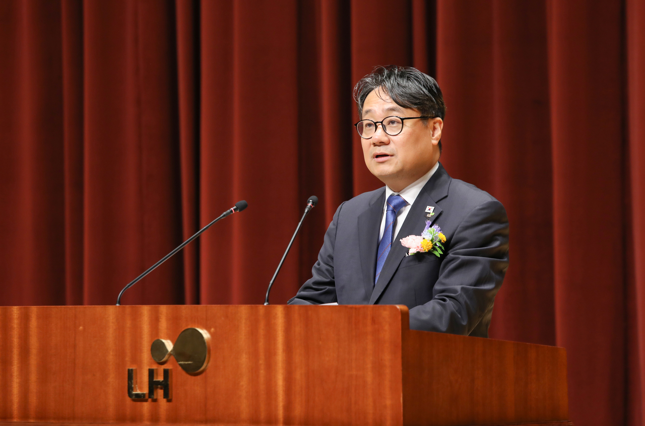 Lee Seong-hun, the seventh president of Korea Land and Housing Corp., delivers his inaugural address at a ceremony Monday. [LH]