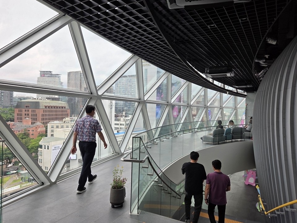 Visitors take a rest at the Sky Observatory in Seoul City Hall on Monday. (Hwang Sun-jun/The Korea Herald)