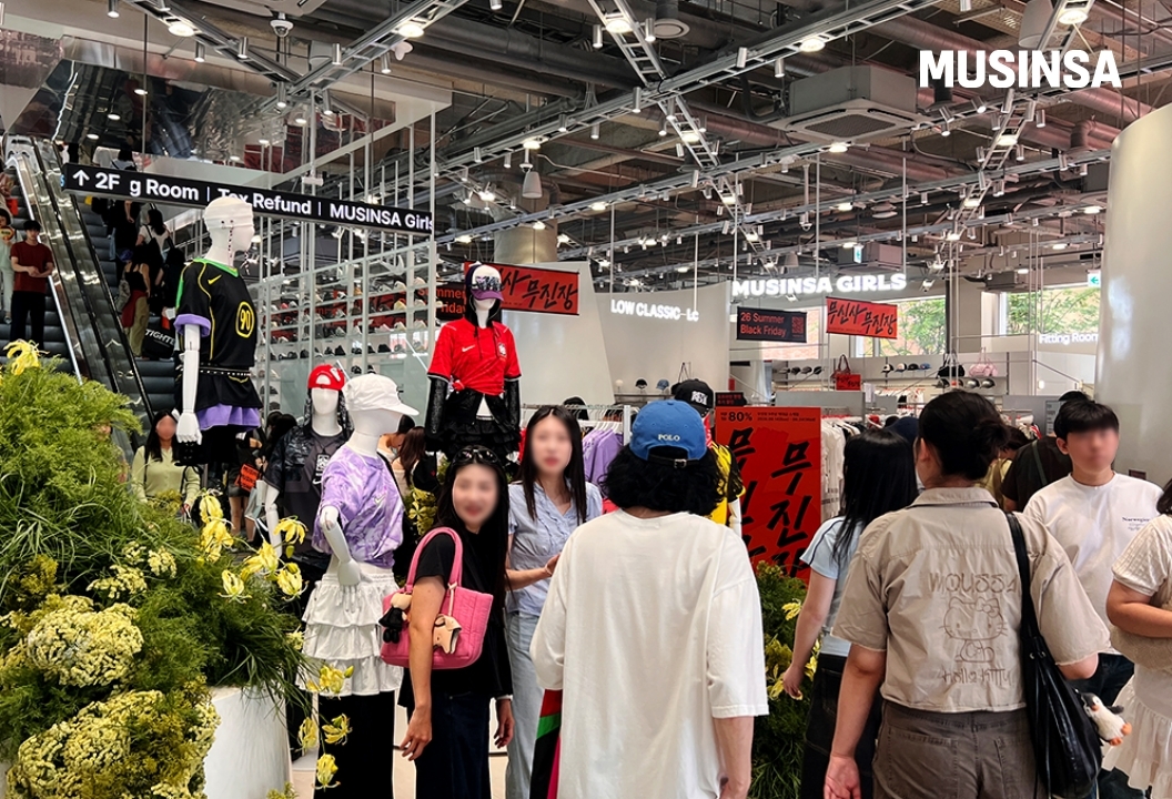 Shoppers browse Musinsa's Seongsu store during a promotional event in June. (Musinsa)
