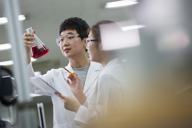 Researchers work at a government-funded science and technology institute. [Herald DB]