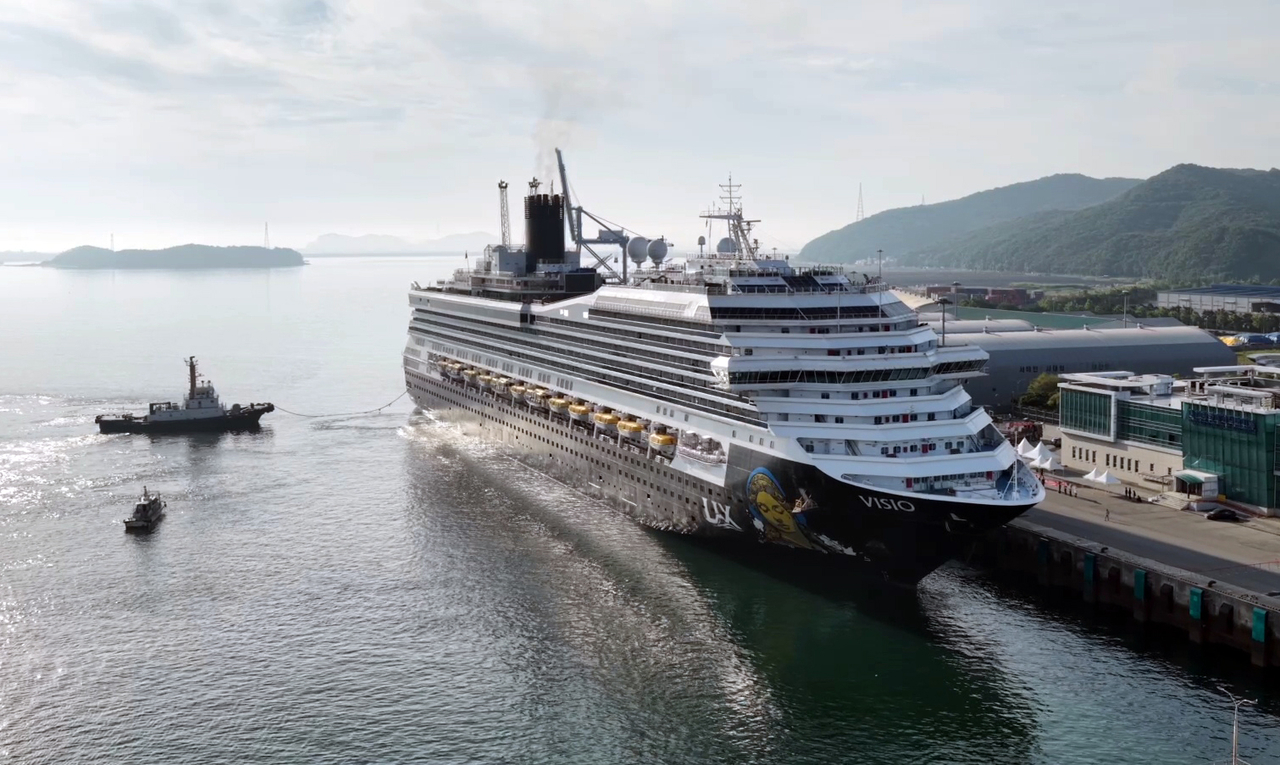The 100,000-ton international cruise ship "Visio," carrying over 1,500 Chinese tourists, is seen at Daesan Port in Seosan, South Chungcheong Province, on June 27, in this file photo provided by the Seosan city government. (Yonhap)