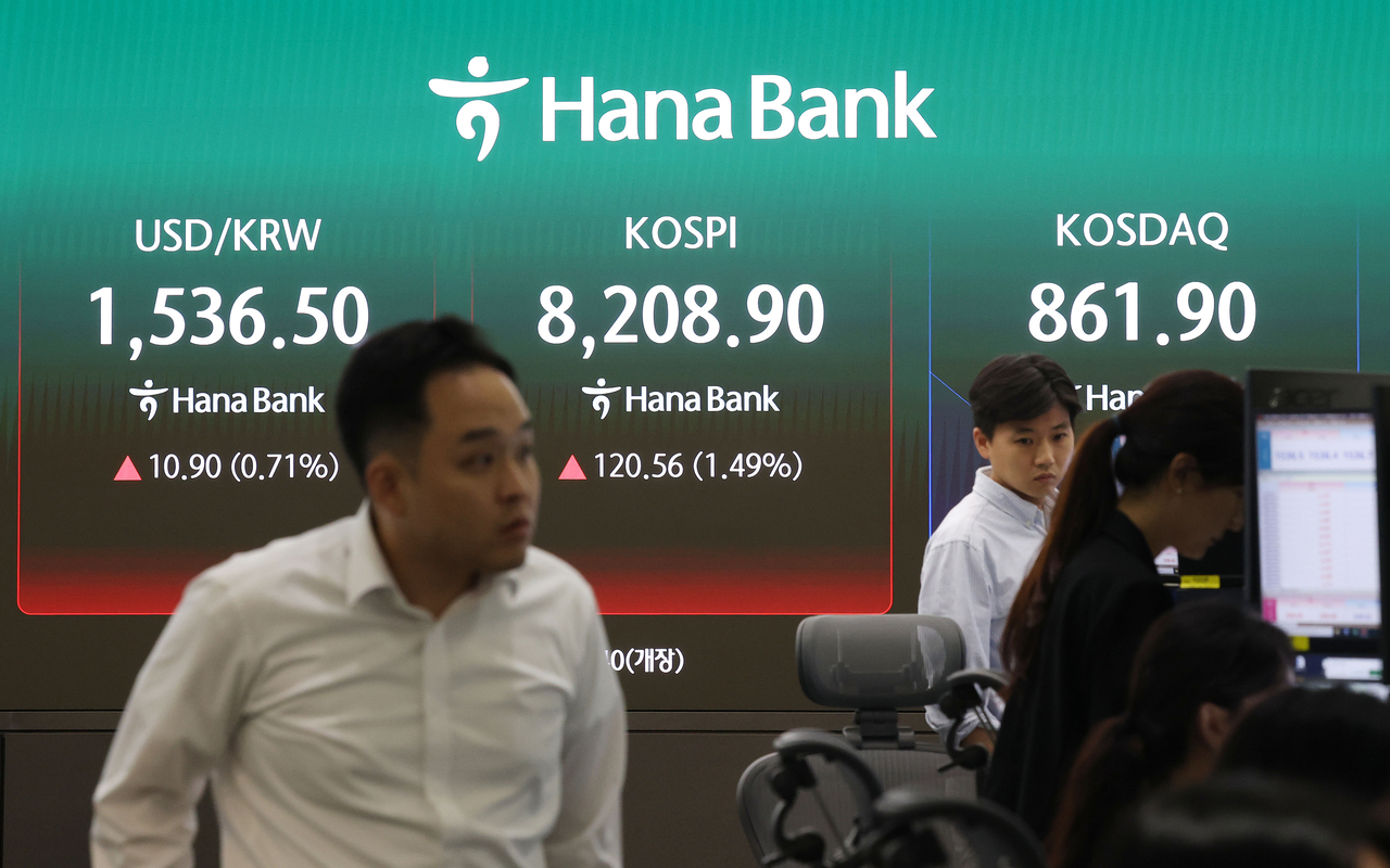 An electronic board showing the Korea Composite Stock Price Index at a dealing room of the Hana Bank headquarters in Seoul on Monday. (Yonhap)
