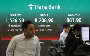 Seoul shares open higher on tech gains