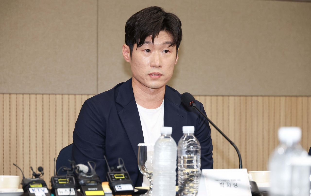 K-Football Innovation Committee co-chair Park Ji-sung delivers opening remarks at the inaugural meeting of the K-Football Innovation Committee at the Berlin Hall of Olympic Parktel in Songpa-gu, Seoul, on Monday afternoon. (Yun Chang-bin)