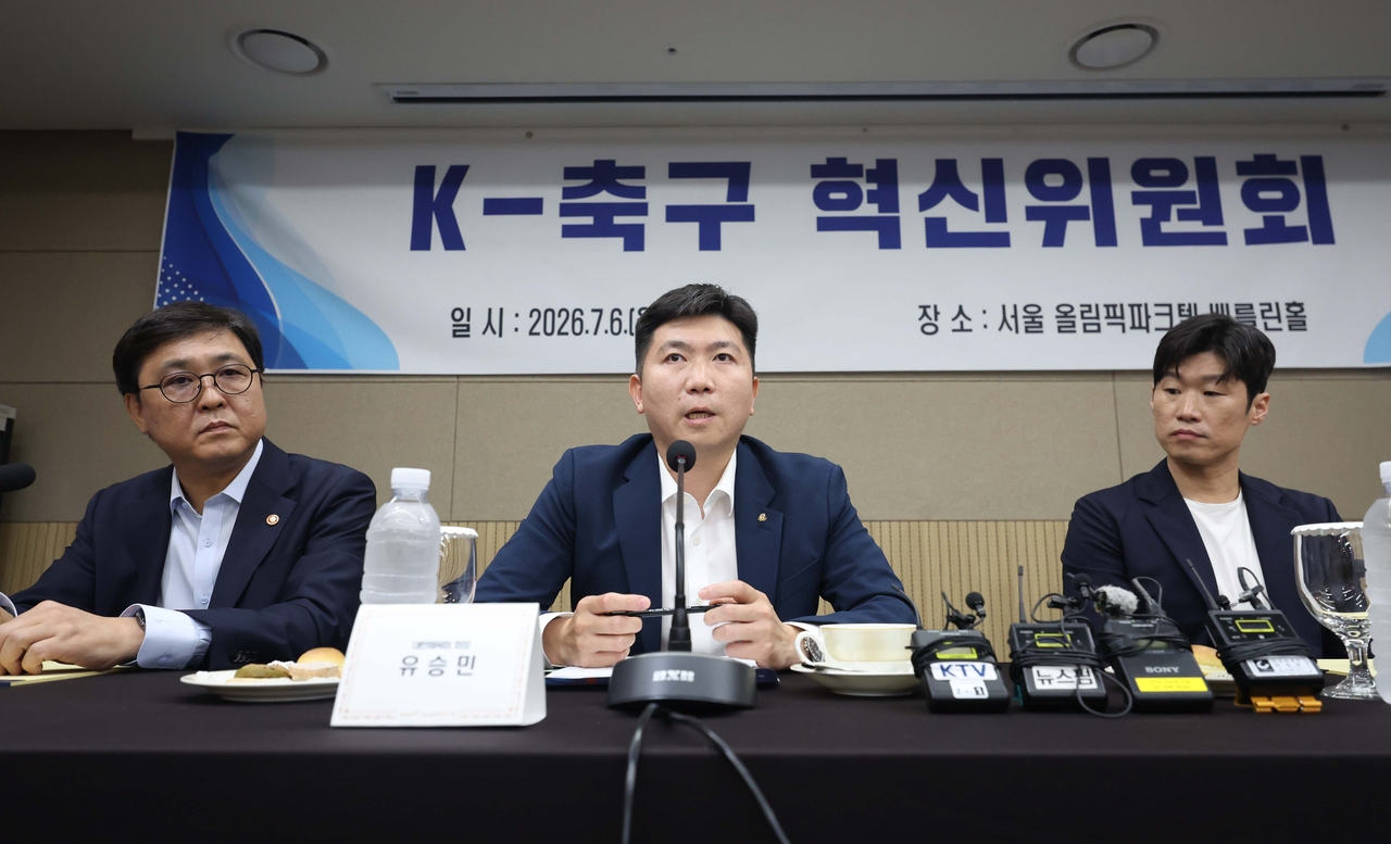 Korea Sports Council President Yoo Seung-min delivers opening remarks at the inaugural meeting of the K-Football Innovation Committee at the Berlin Hall of Olympic Parktel in Songpa-gu, Seoul, on Monday afternoon. (Yun Chang-bin)