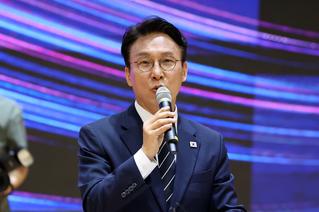 Former Prime Minister Kim Min-seok announces his bid for leader of the ruling Democratic Party in the southwestern city of Gwangju on July 6. (Yonhap)