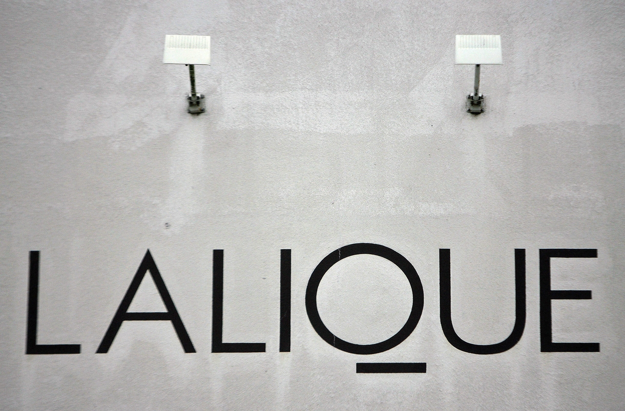 This photograph shows the logo of French luxury crystal manufacturer Lalique displayed on the facade of the group's factory in Wingen-sur-Moder, eastern France on Dec. 5, 2007.   AFP-Yonhap