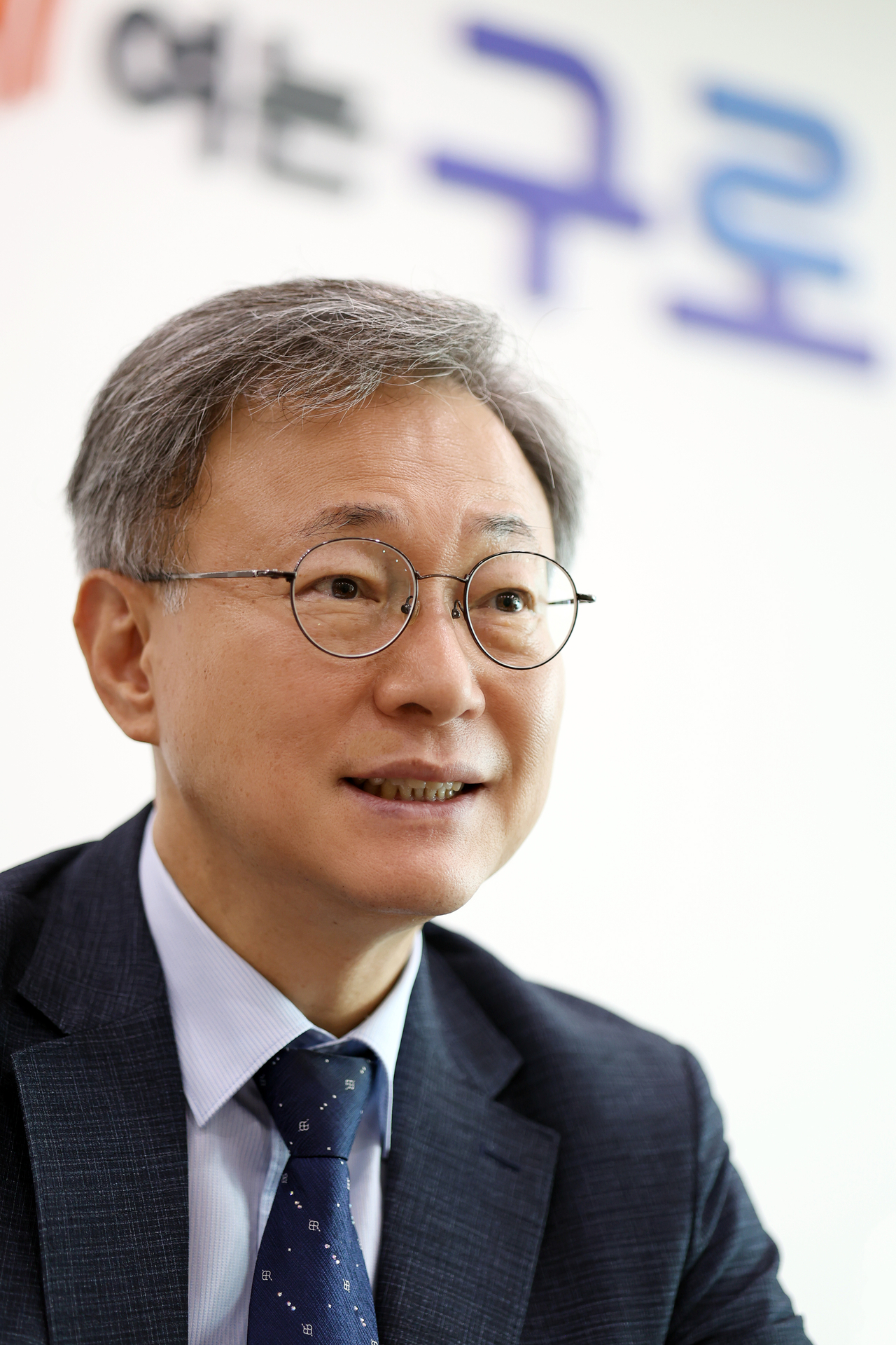 Guro-gu District Mayor Jang In-hong speaks with The Herald Business at the Guro district office on June 30. He said he plans to propose to Seoul Mayor Oh Se-hoon that the authority to designate redevelopment zones of fewer than 500 units be transferred to the district. [Guro-gu]